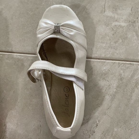 Cream flats for kids with bow - Picture 2 of 4